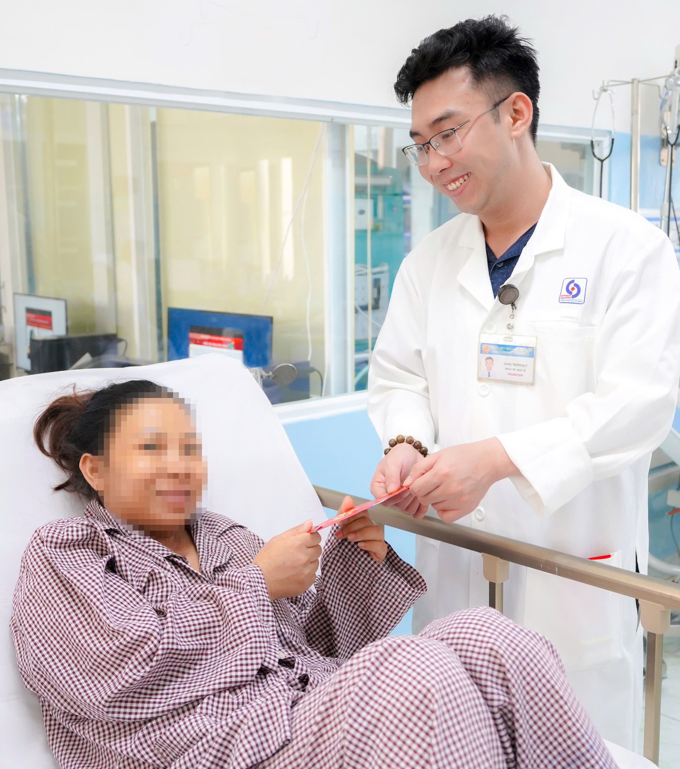 Người bệnh nhận lì xì từ bệnh viện